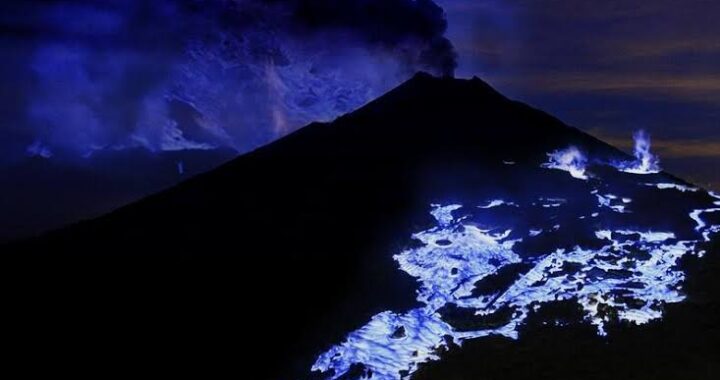 ¿Sabías que existe un volcán con lava azul? 🔹😲🌋