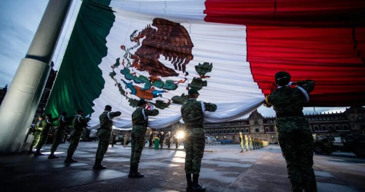 Bandera de México también es de los traidores a la patria: López Obrador